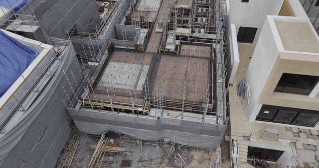 건축 구조물이 있는 건설 현장