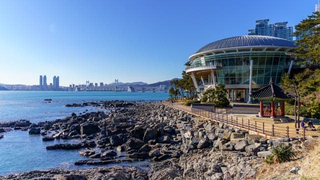 전망대가 있는 바위 해안에서 바라본 낮부터 밤까지의 하늘