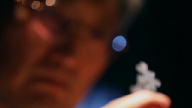 퍼즐 조각을 들고 있는 사람