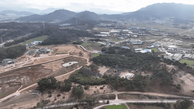 들판과 산이 있는 광활한 시골 풍경