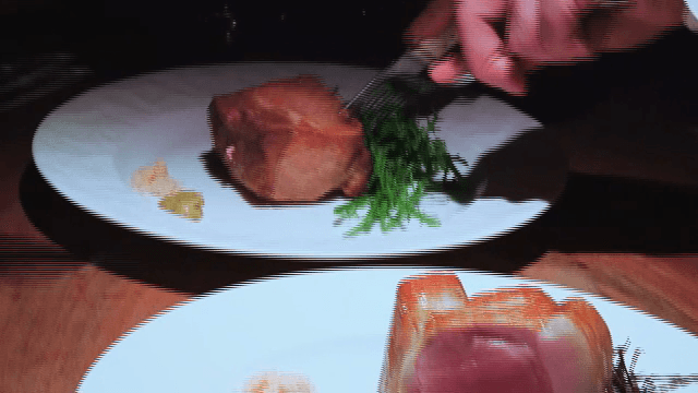 채소와 소스를 곁들인 육즙 가득한 돼지고기 스테이크