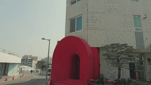 독특한 건축물이 있는 현대 도시 거리