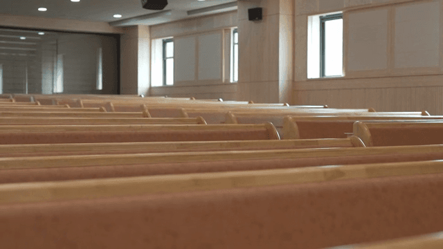 햇빛이 비치는 빈 교회 좌석