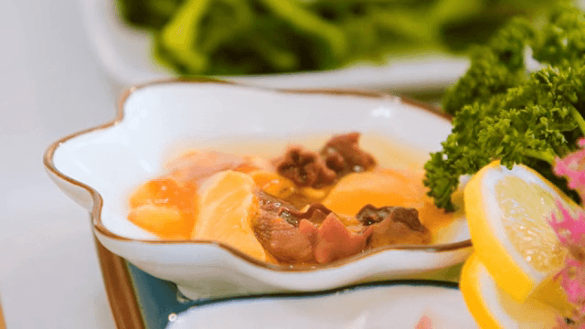 접시에 담긴 멍게회