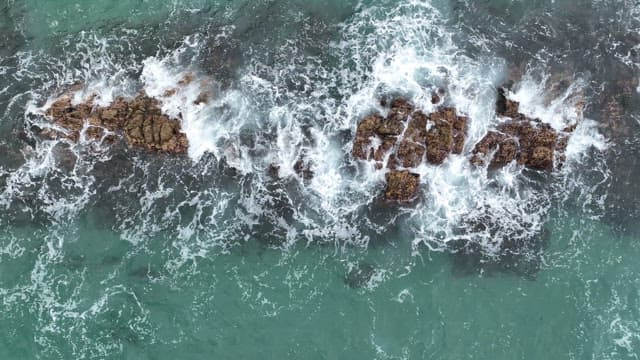 파도가 바위 해안에 부딪히는 모습