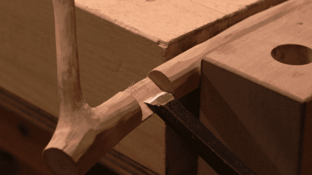 정교하게 작업대에서 조각하는 끌