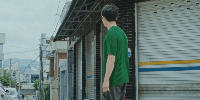 가게 앞에서 두리번 거리는 남자