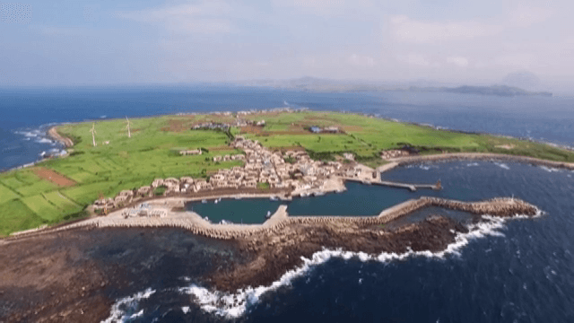 녹색 섬의 해안 마을