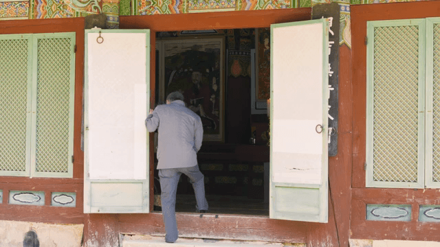 전통 사찰에서 나오는 남성