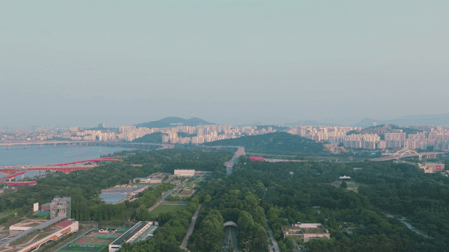 Green park between Han River and Seoul city