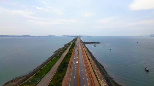 차들이 달리는 긴 해안 도로