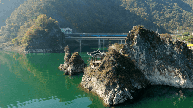 강가의 정자와 경치