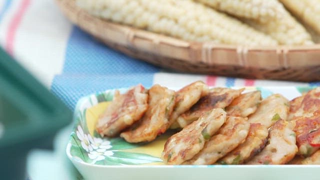 바구니에 담긴 신선한 옥수수와 부침개