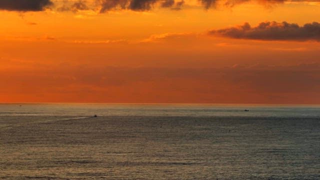 주황색 하늘이 있는 고요한 바다