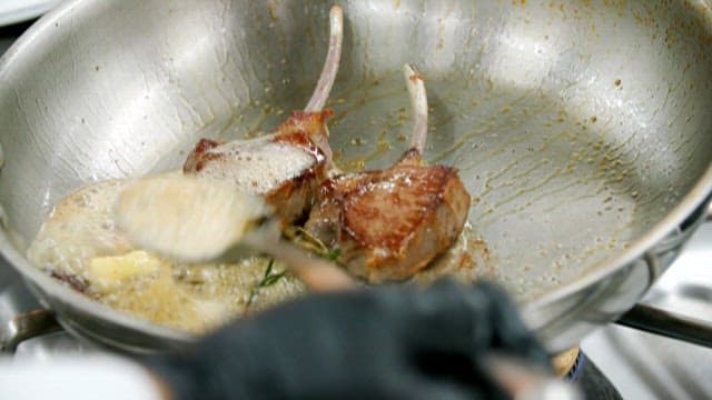 캐비어를 곁들인 양갈비 스테이크를 준비하는 요리사