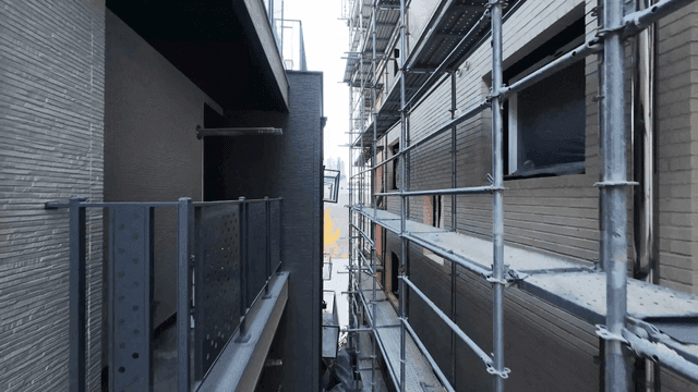 공사 중인 두 건물 사이의 좁은 골목