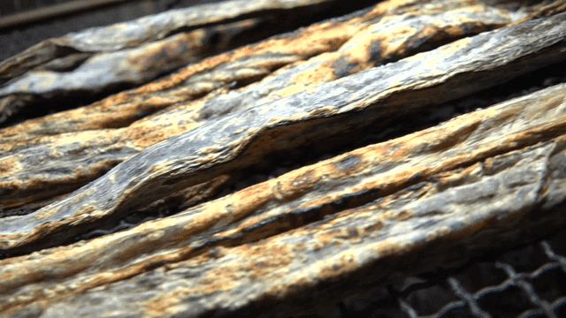 그릴 위의 말린 대갱이