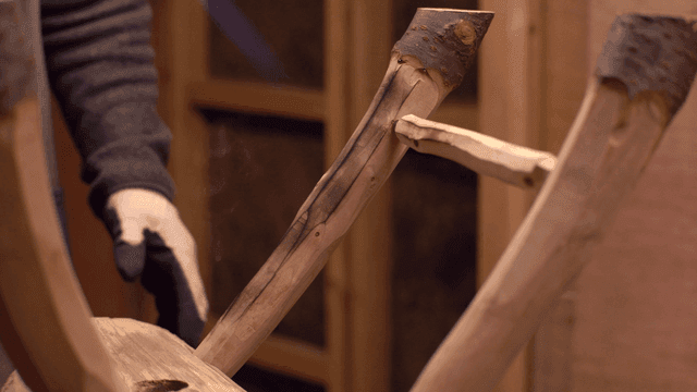 작업장에서 토치로 나무 작업