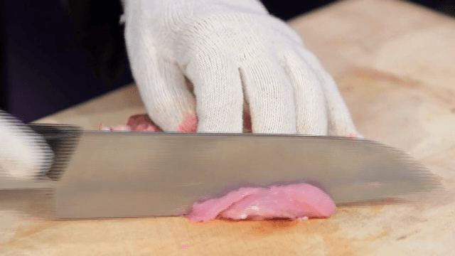 나무 도마 위에서 생고기 썰기