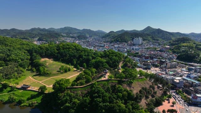 푸른 언덕으로 둘러싸인 아름다운 도시