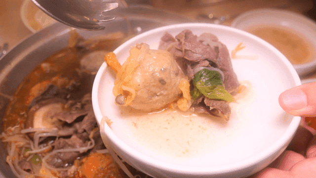 Bowl for serving meat and vegetable rolled dumpling hot pot