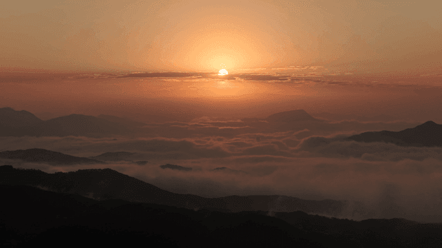 안개 낀 산 위의 일몰