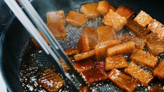 팬에서 지글지글 구워지는 돼지 껍데기