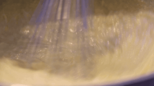 냄비에서 반죽을 휘젓는 모습