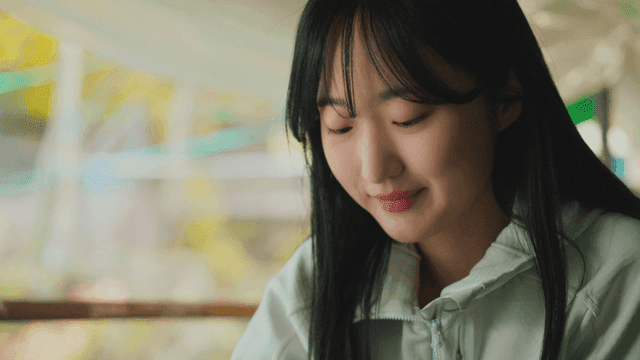 숲 속 산장에서 백숙 국물을 떠먹는 젊은 여성