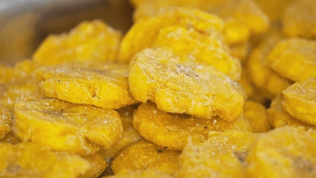 플랜테인을 노릇노릇하게 튀긴 토스토네스