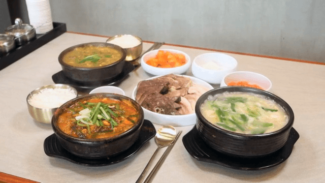 한식 요리가 차려진 식탁