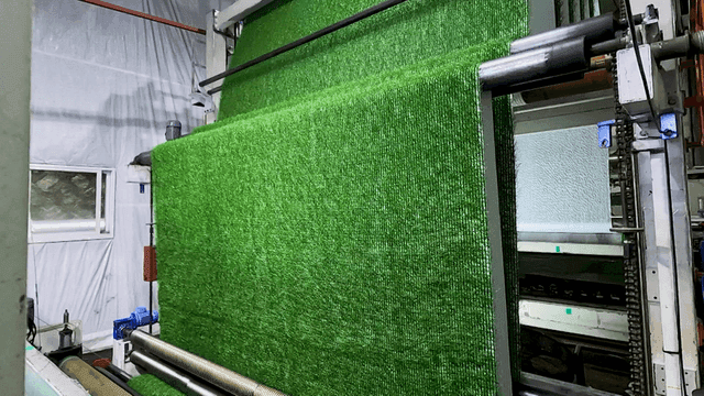 계속해서 작동하는 인조잔디 제작기계