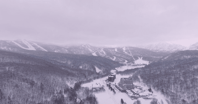 눈 덮인 산과 스키 리조트