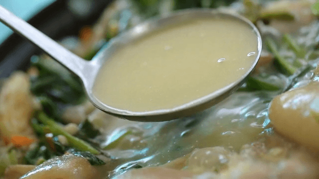 야채가 들어간 돼지 족발탕이 끓고 있는 모습