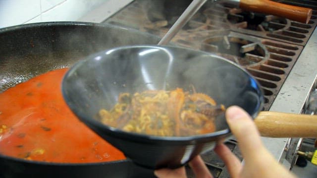 매운 해물 짬뽕을 준비하는 장면