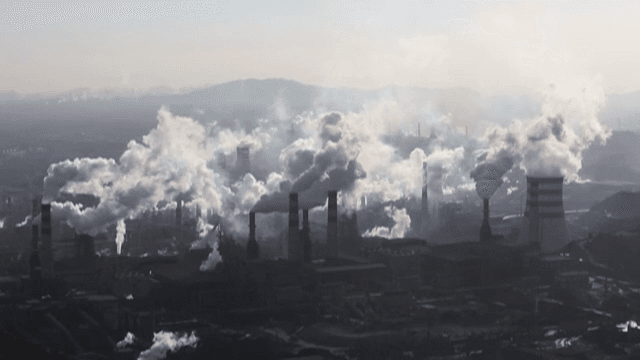 공장 굴뚝에서 연기가 나오는 모습