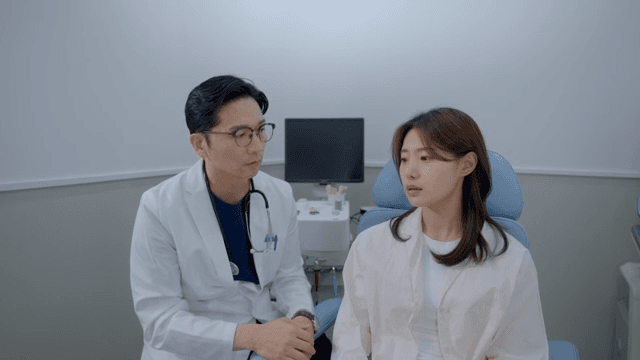 의사에게 검사 결과에 대해 설명 받는 환자