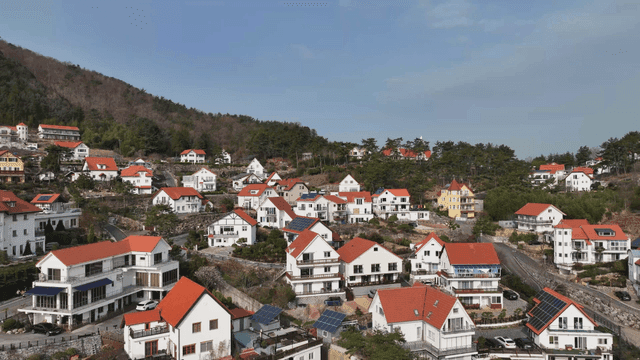 빨간 지붕의 언덕 마을