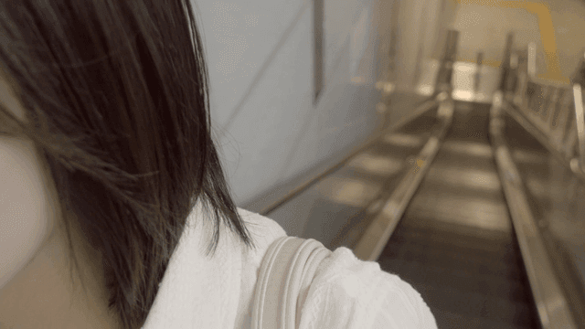 에스컬레이터를 타고 있는 여성