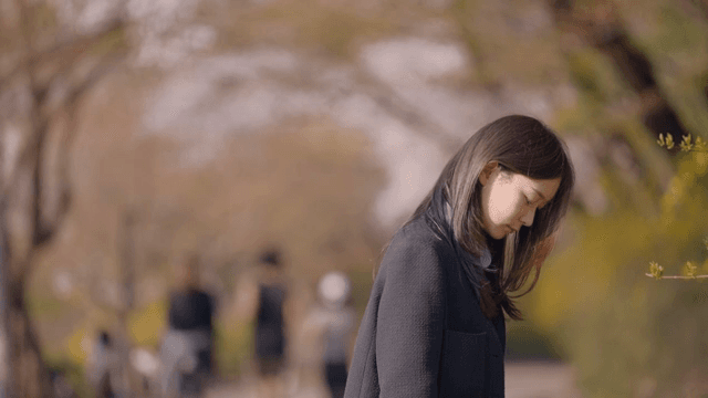 지친 기색이 역력한 공원에서의 여성