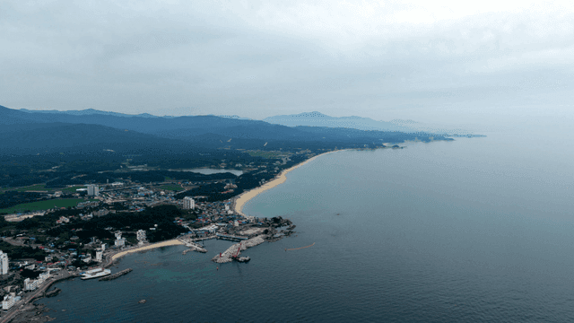 산과 바다가 있는 해안 마을