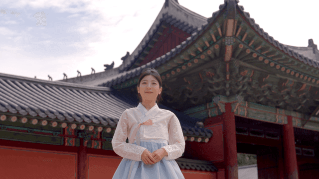 Woman in hanbok at a traditional palace