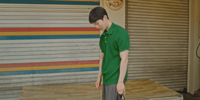 한숨을 쉬며 바지를 털고 일어나는 남성과 마주한 가족