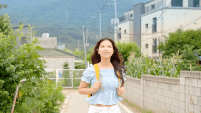 햇살 좋은 날 걷는 젊은 여성