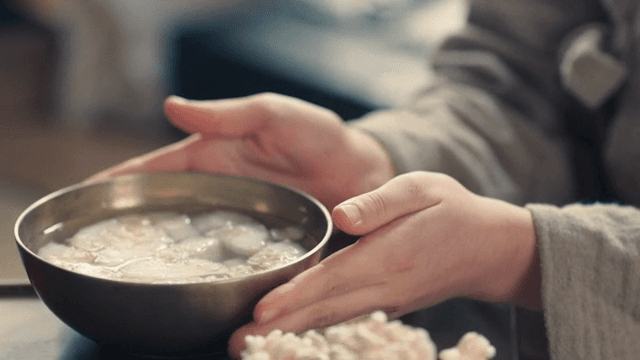 탁자 위의 전통 음료