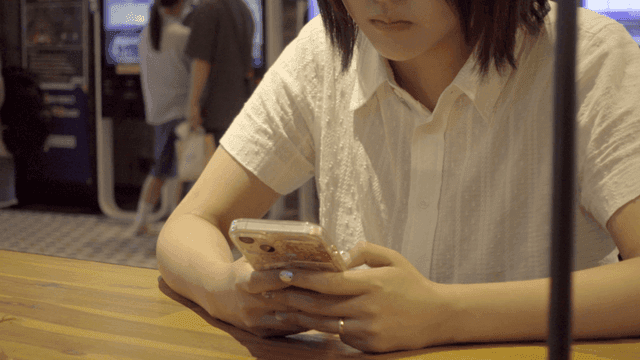 카페에서 스마트폰을 사용하는 여성