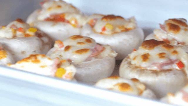 치즈가 올려진 버섯 요리