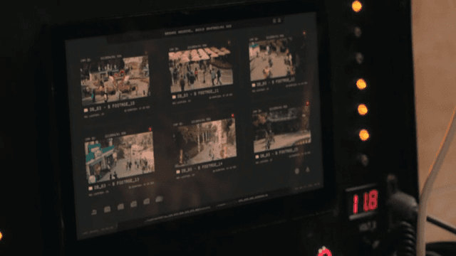 모니터 앞에서 키보드를 치는 손