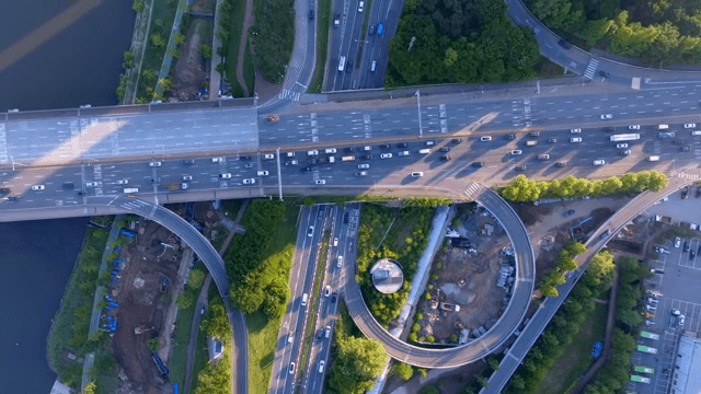 번화한 고속도로 교차로의 항공 뷰