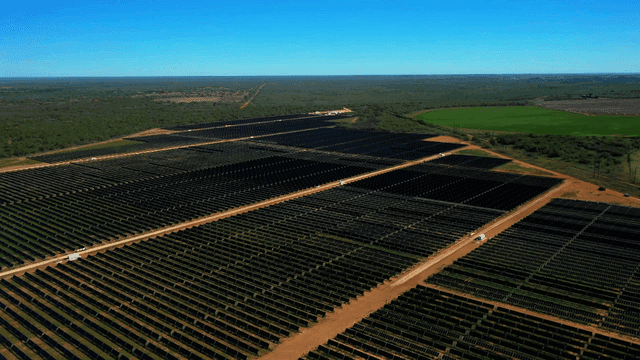 맑은 하늘 아래 펼쳐진 대규모 태양광 발전소